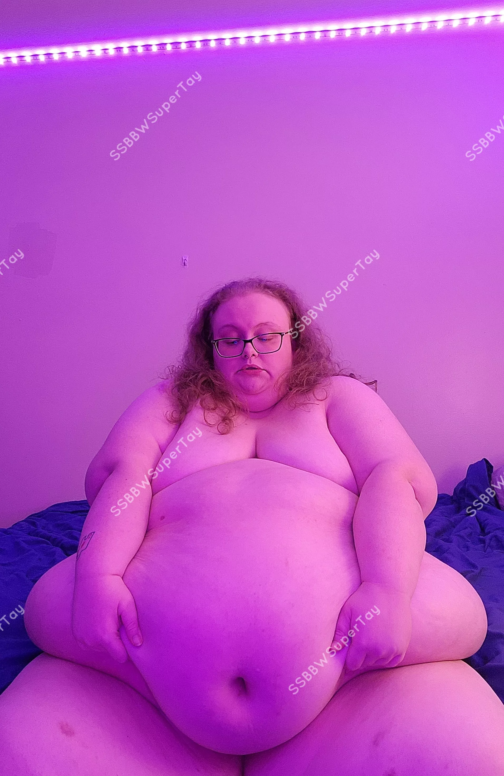 SSBBW struggling to lift giant belly