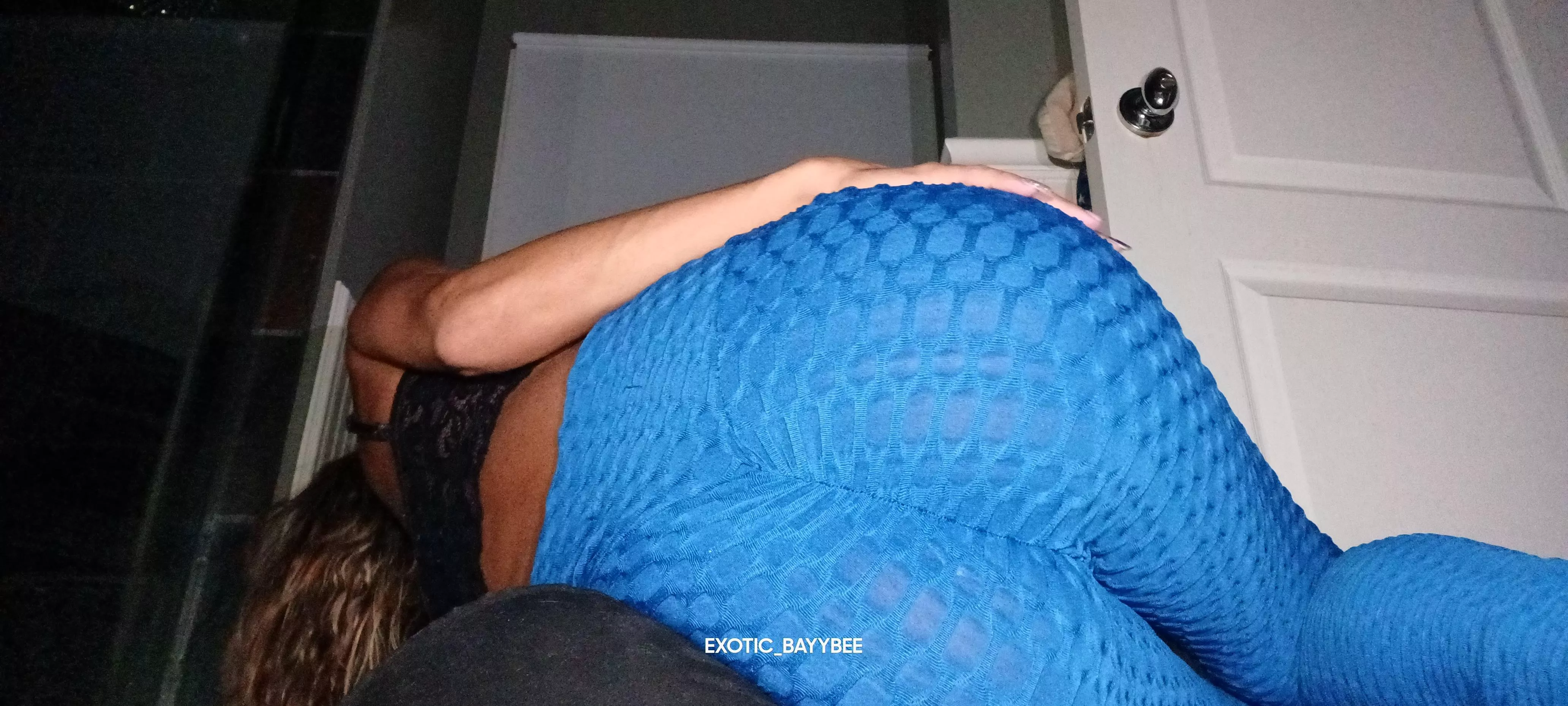 These tight leggings are hugging my booty just right ♥️