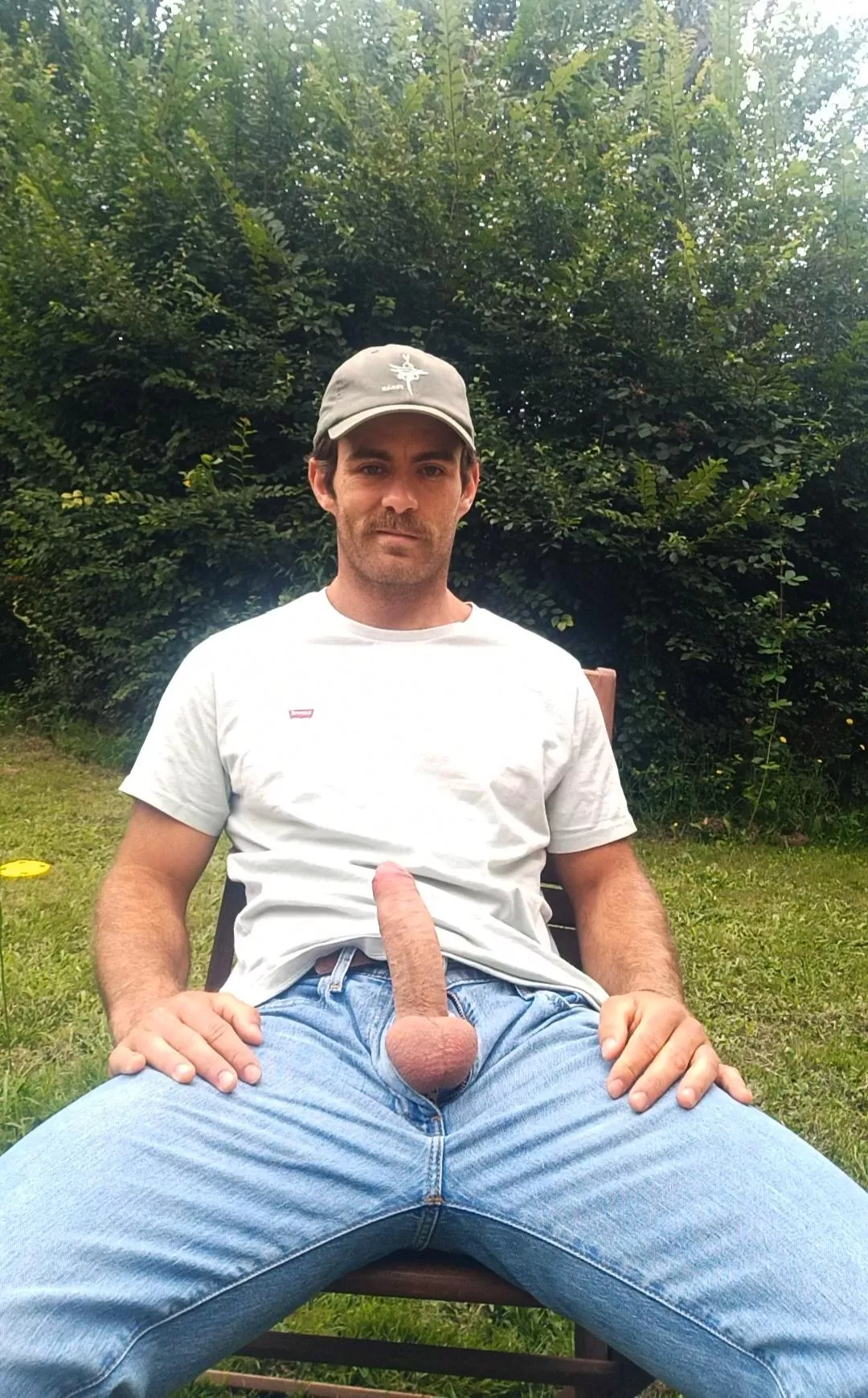 Who would like to sit on my lap ?