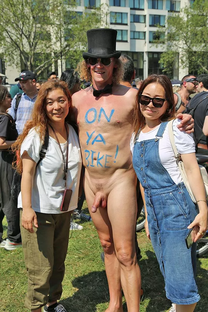 Beautiful girls enjoying CFNM situation at Melbourne WNBR