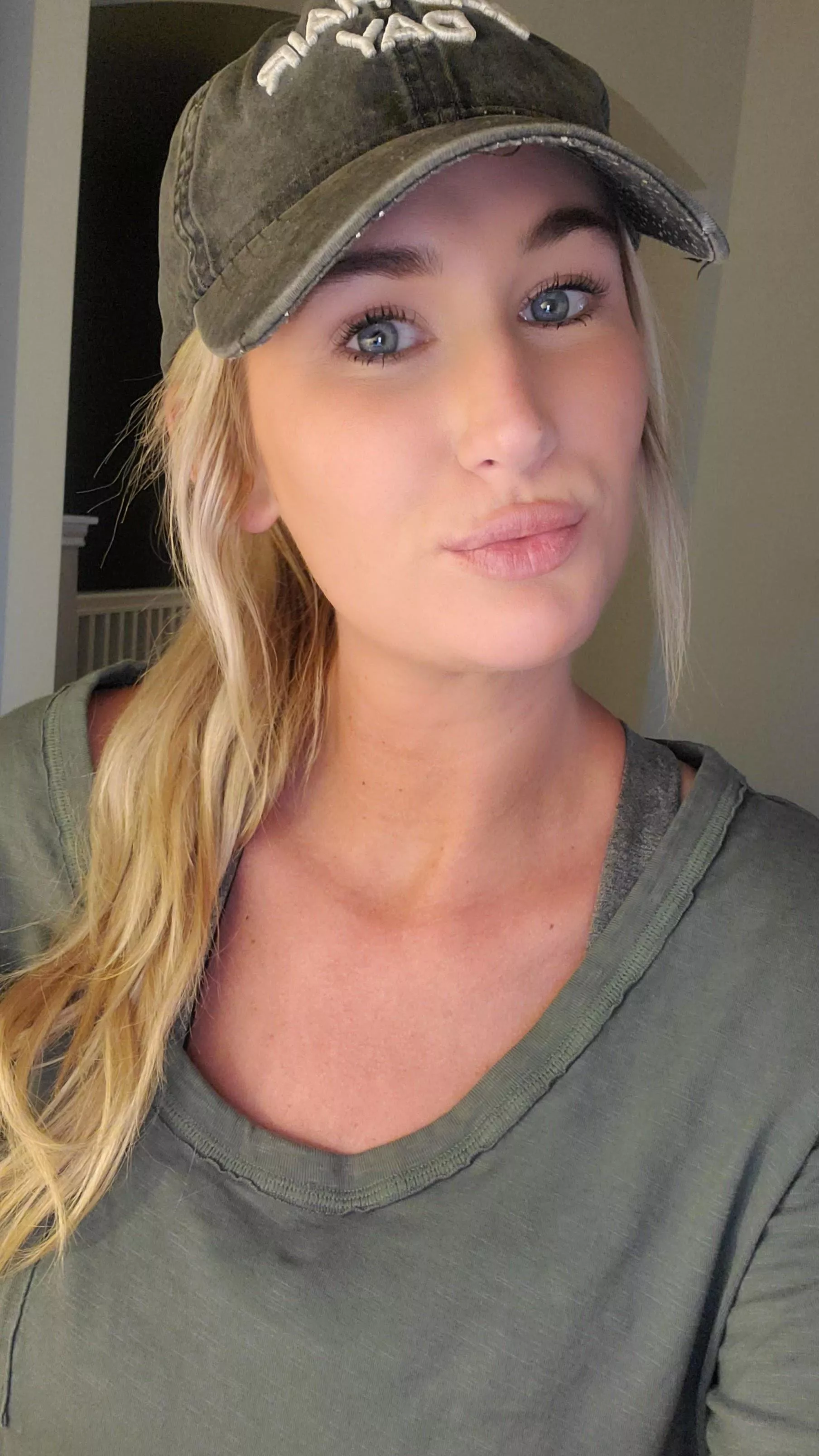 Do you like a woman in a hat?