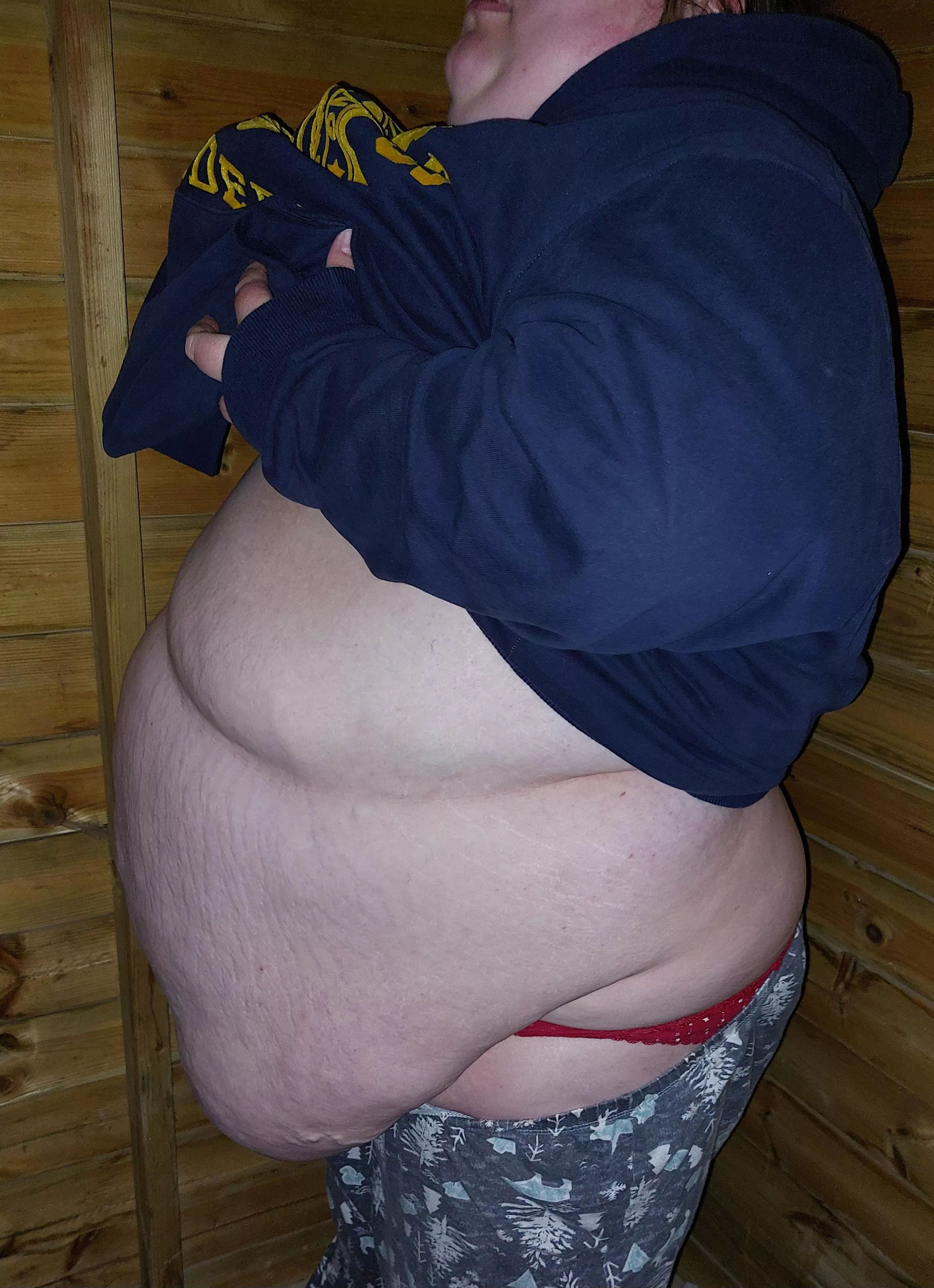 Side view really shows off my belly hang. Come and tell me what you would do to me and my belly.