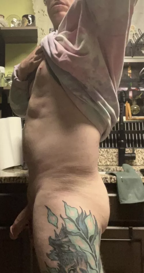 Who wants to suck my cock while I bake them brownies? ❤️