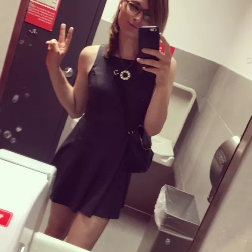 Does this dress make me look pretty?