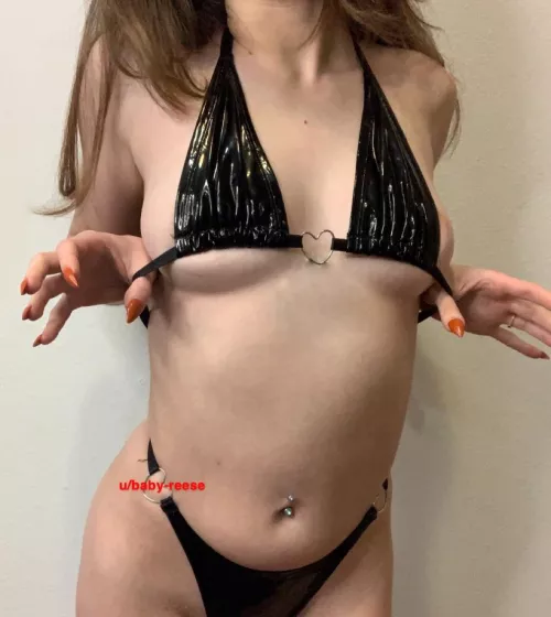 How cute am I in this latex bikini 😜💋