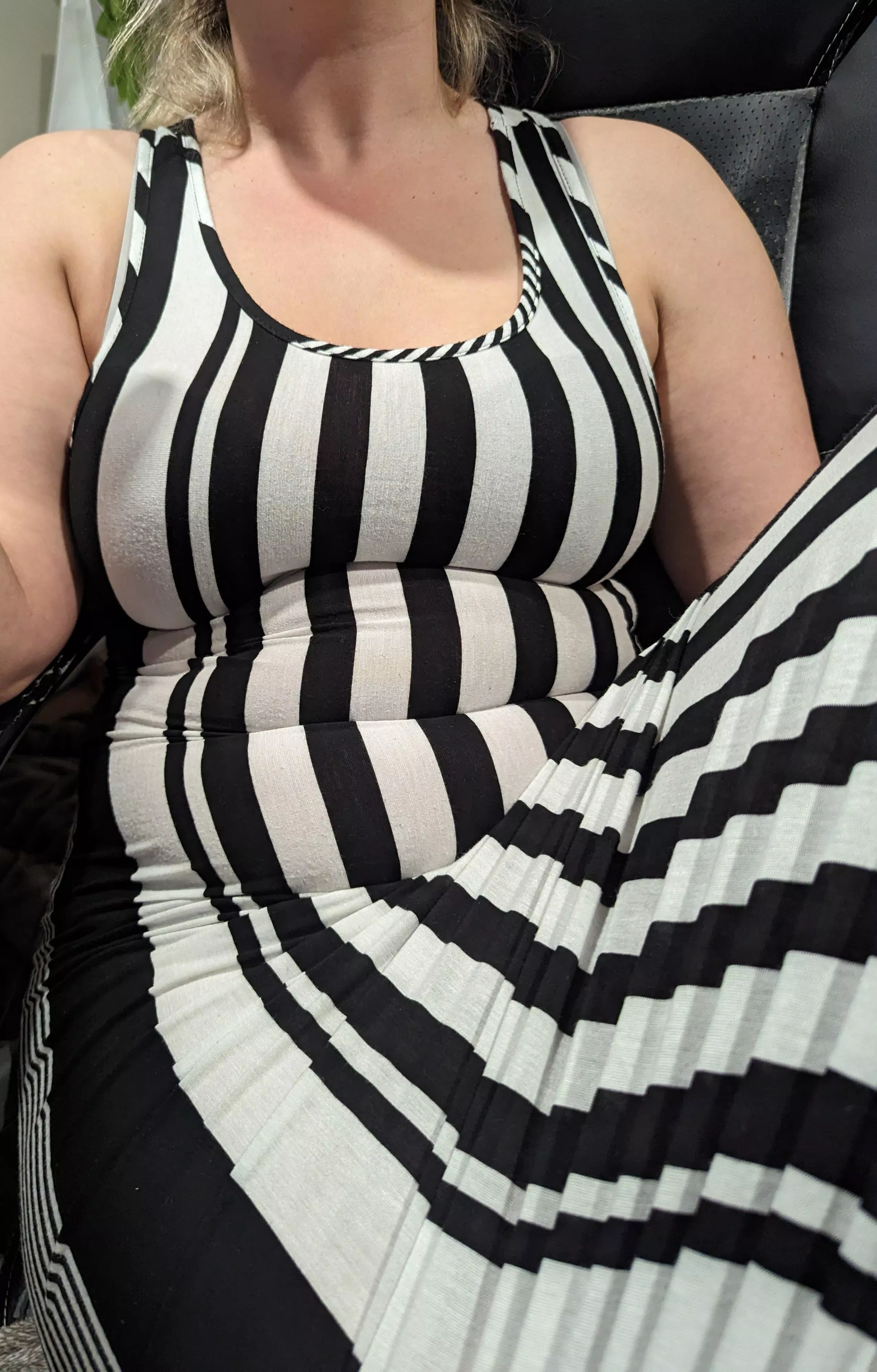 I wore this dress to Thanksgiving dinner 🇨🇦 🤤 I hope nobody noticed how tight it is 😅