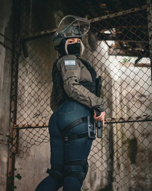 She protec, she attac, but most importantly: she distrac