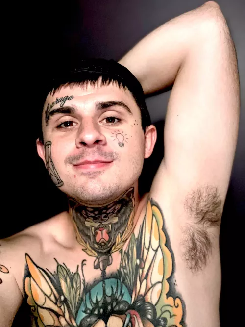 The smell of sweat mixed in with my deodorant 🤤😘