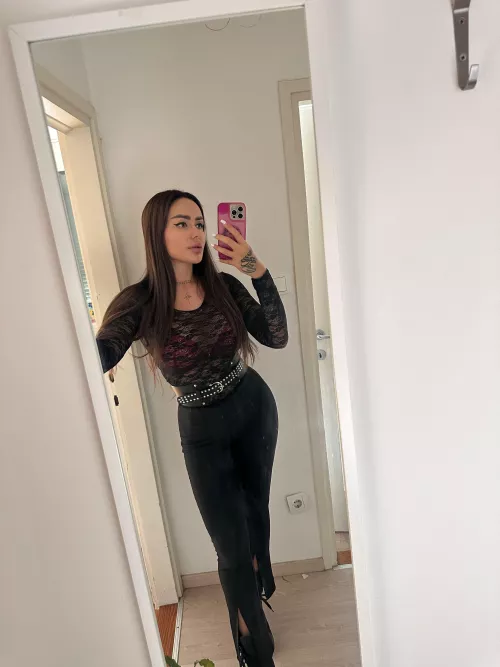 would you date older women