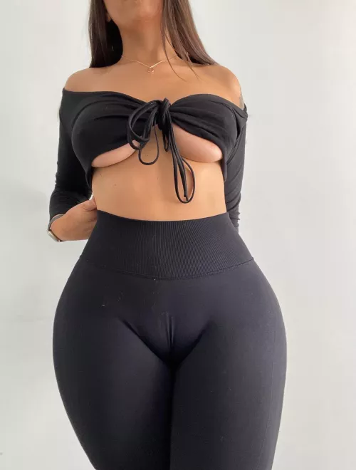 Yoga pants give me the best cameltoe