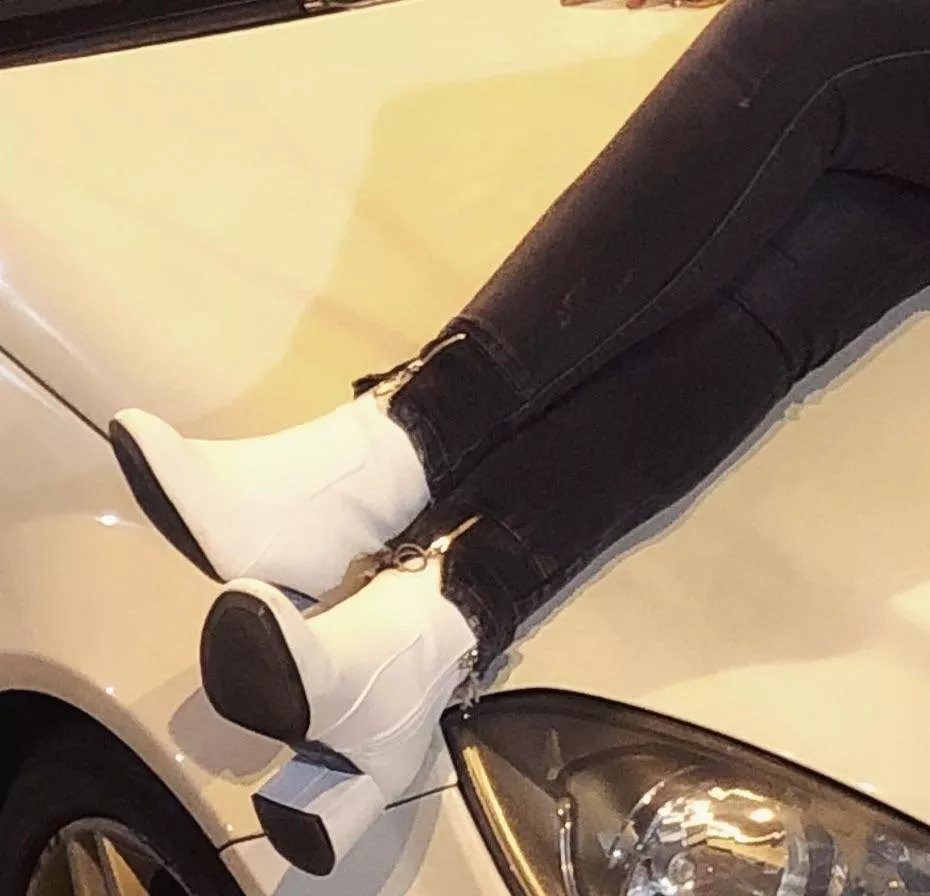 19f is a bad girl. She is such distraction in school