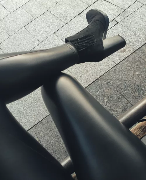 Boots and leather leggings is so hot
