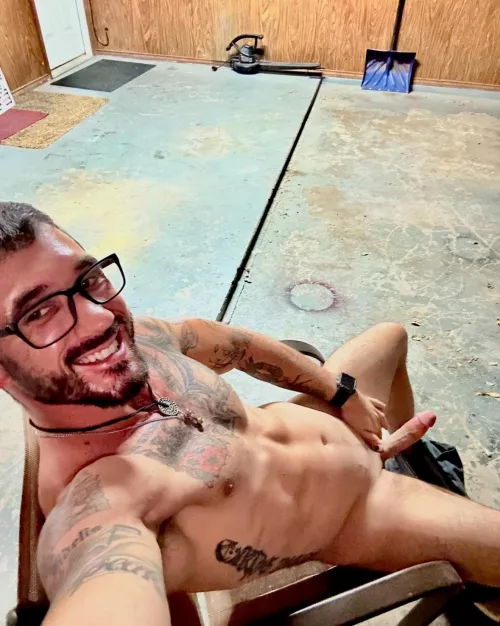 Daddy, Has been working really hard, who wants to come and relax me. I will even put a hard hat on 😉 🖤🥃