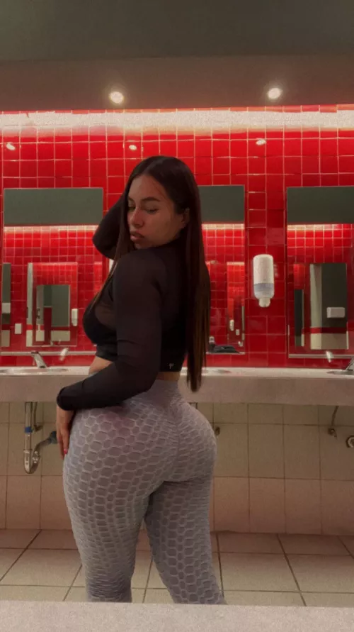 Do you like my leggings? 🥰🍑