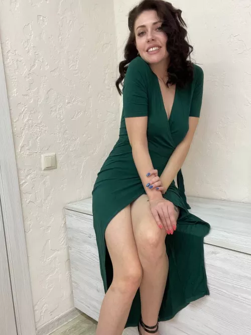 Dresses like this fit amazingly hugging me🥰 and do you like the way it fits on me?