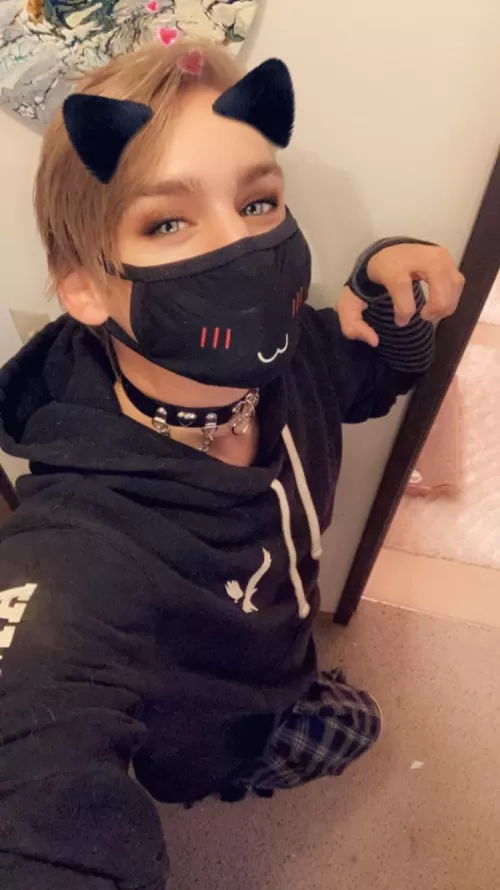 I trying to be cute but I’m cold …🥺