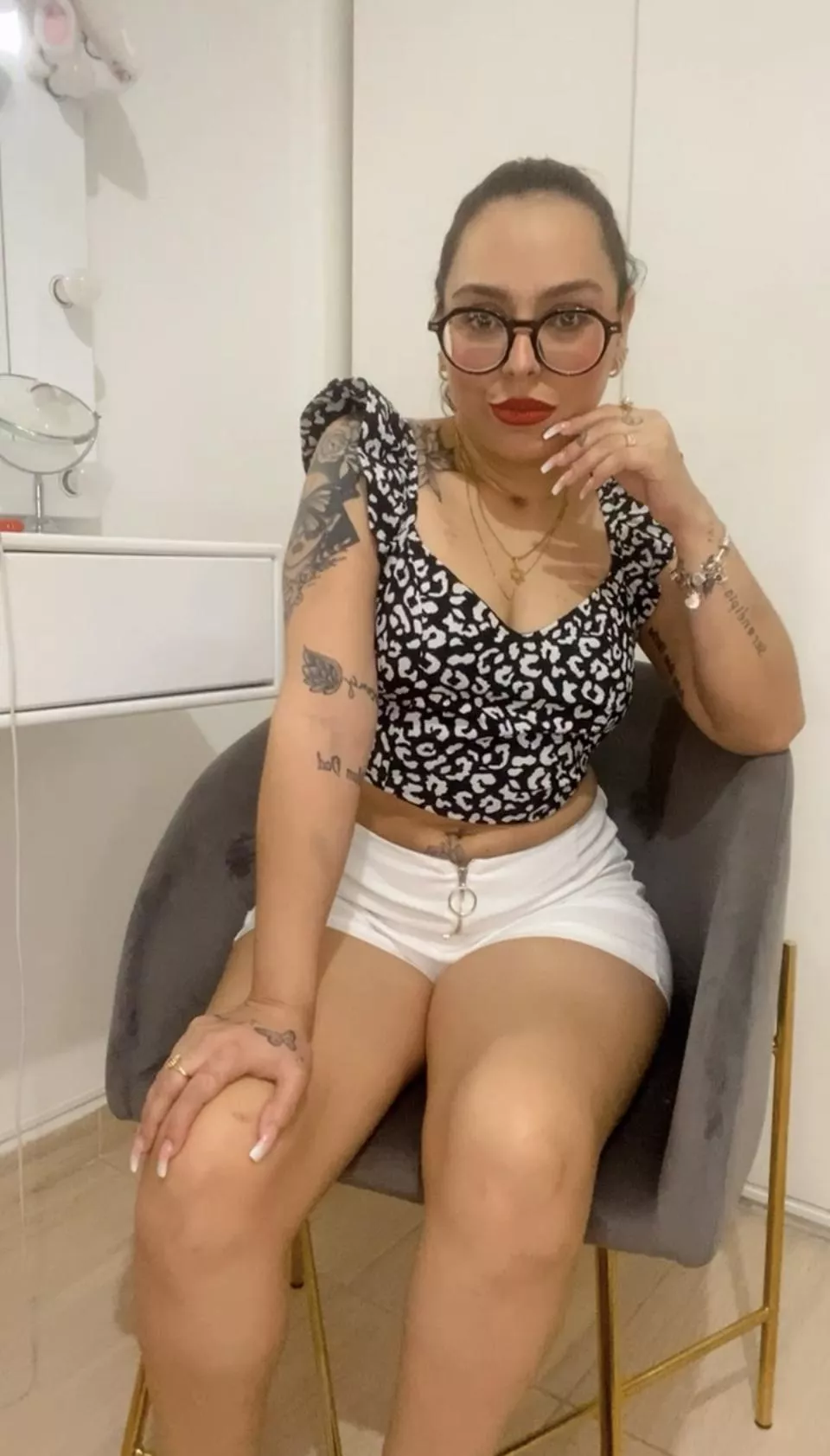 I'm your moms best friend and came to you without her knowing. Do you let me stay?