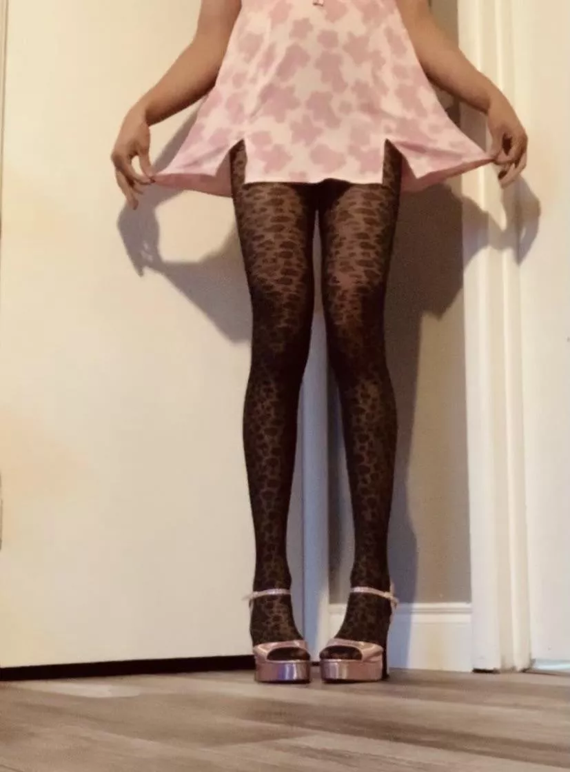 My girlfriend put me in her dress and tights and made me do her laundry 🎀