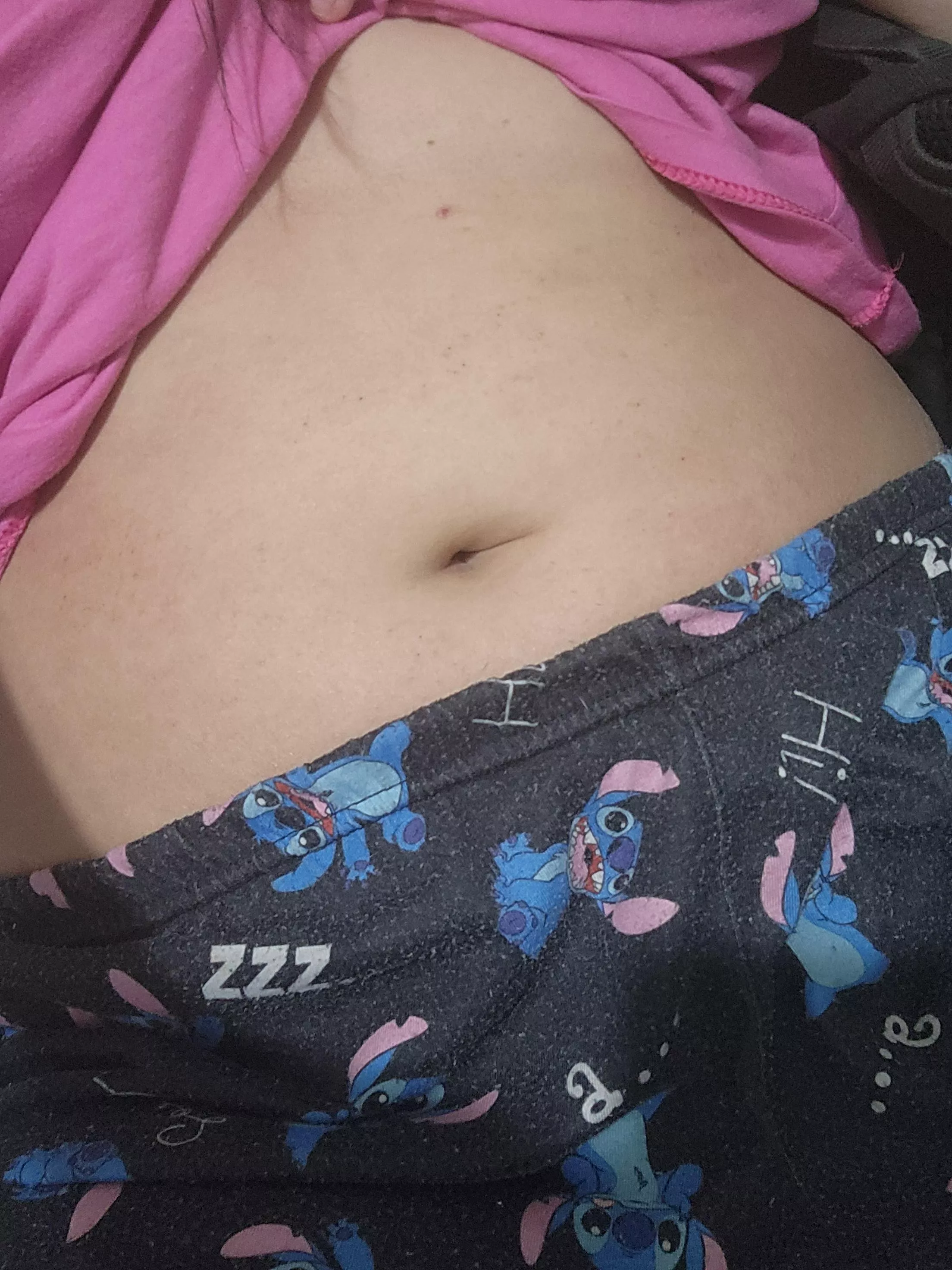 Pretty bellybutton kiss here