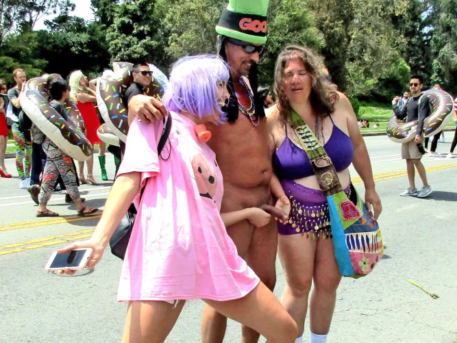 Public CFNM at Bay to Breakers - hard in the hand