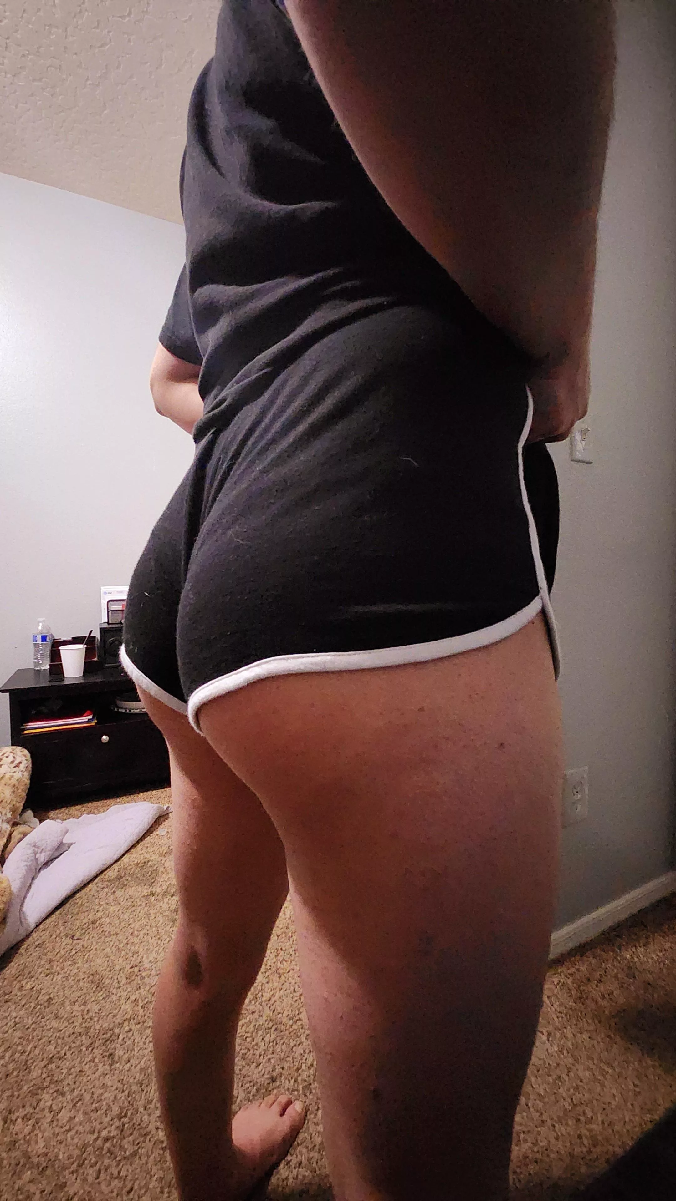 Who loves petite asses😼