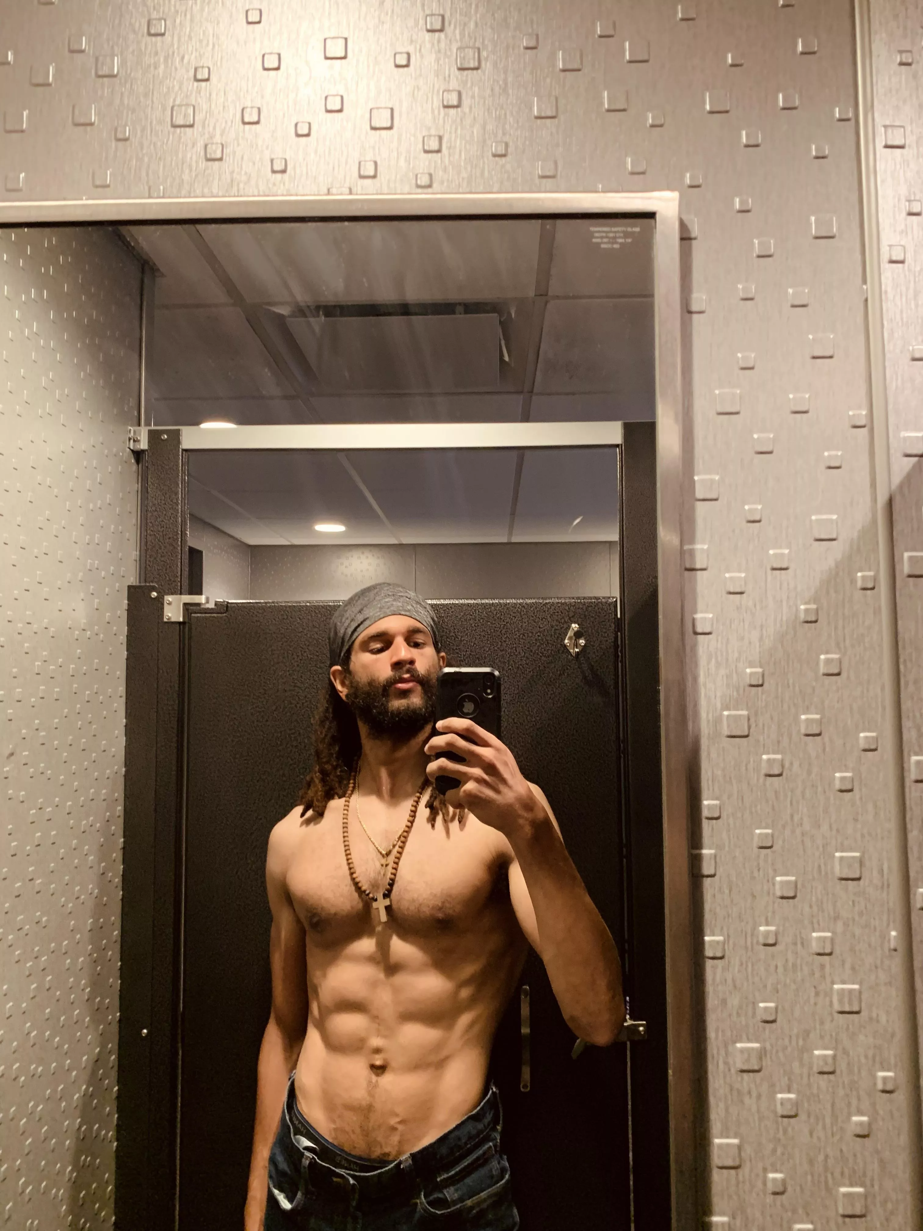 blue jeans and gray cap