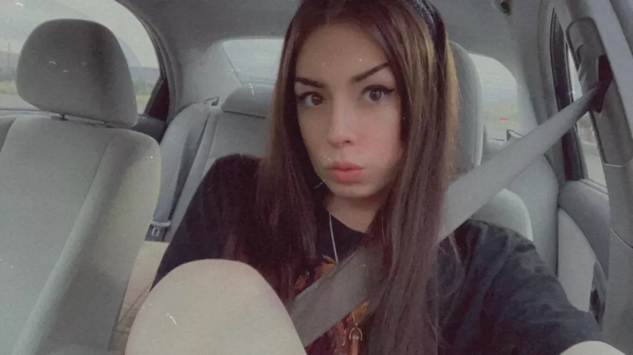 hey :) do u accept nudes from horny tgirls? 🥺