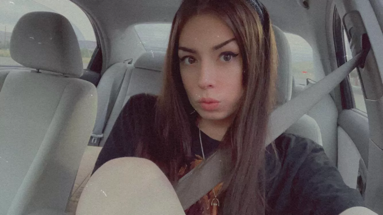 hey :) do u accept nudes from horny tgirls? 🥺