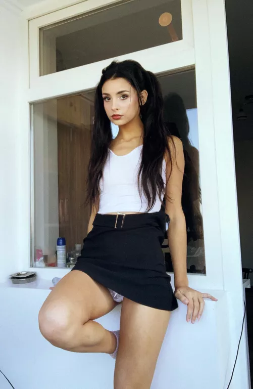 I know that you love really cute face babes with dark hair