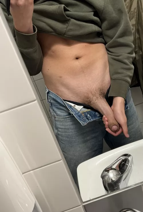 lunch break in school wish someone could join me😏