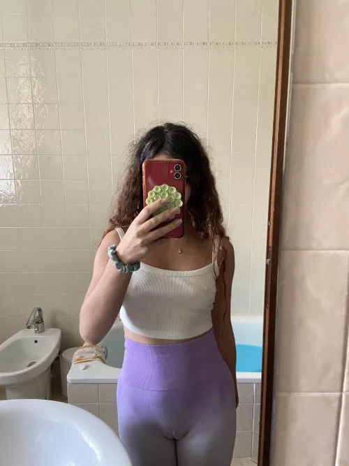 No bra and camtoe🙈