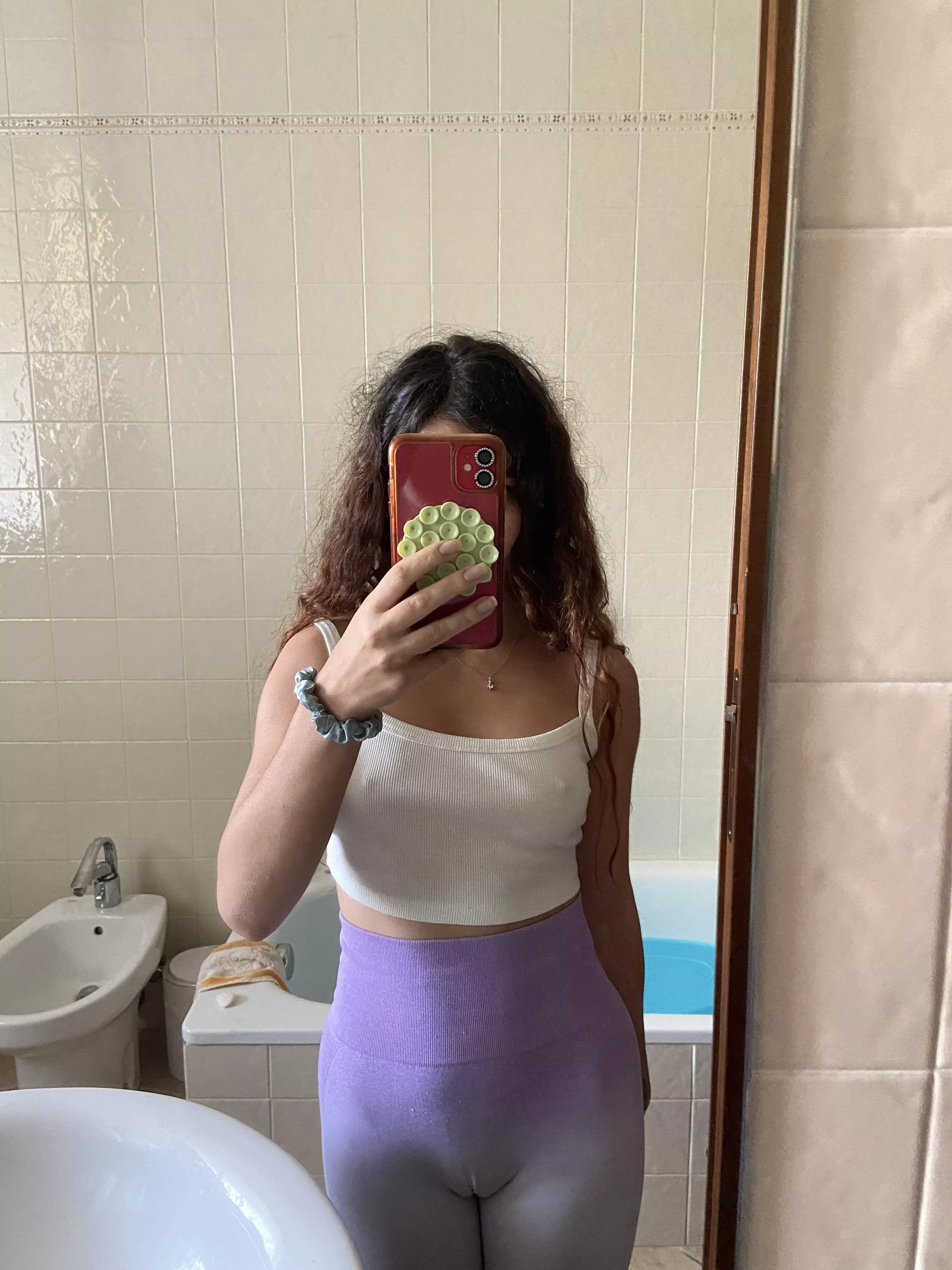 No bra and camtoe🙈