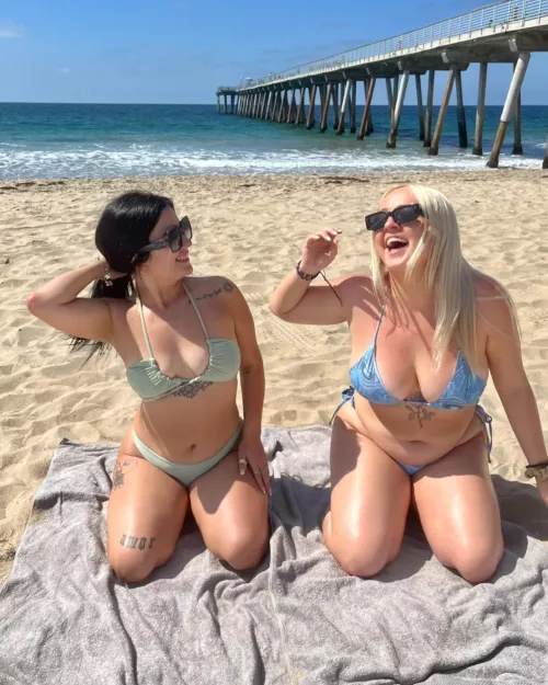 [2] Happy at the beach