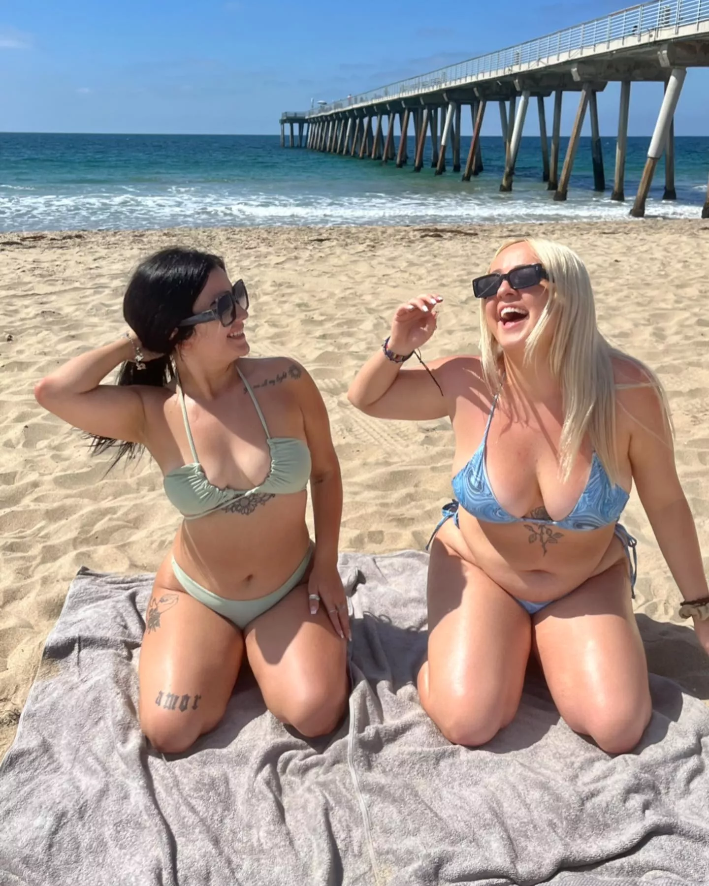 [2] Happy at the beach