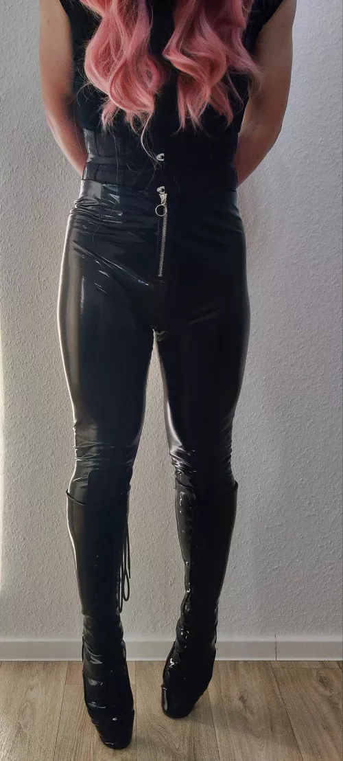 Fully clothes sissy with ballet heels and pink wig 🩷🖤