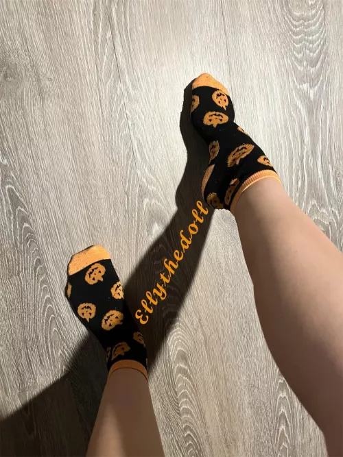 If I show you a trick I can do with my feet can you give me a treat? 🎃