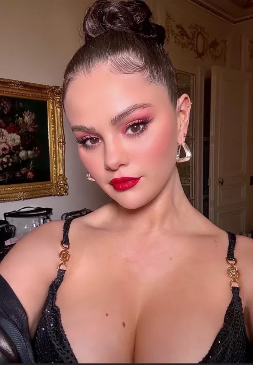 Please flood my DMs with pics of how hard Selena Gomez's big tits make your cocks!