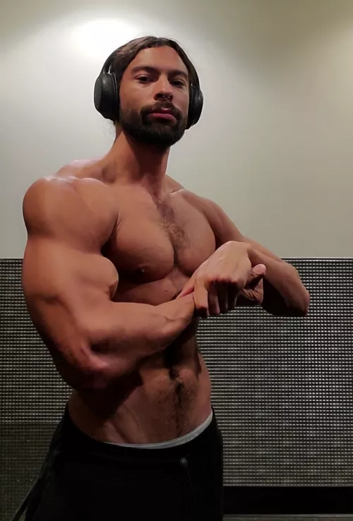 Raising hell at planet fitness 😈