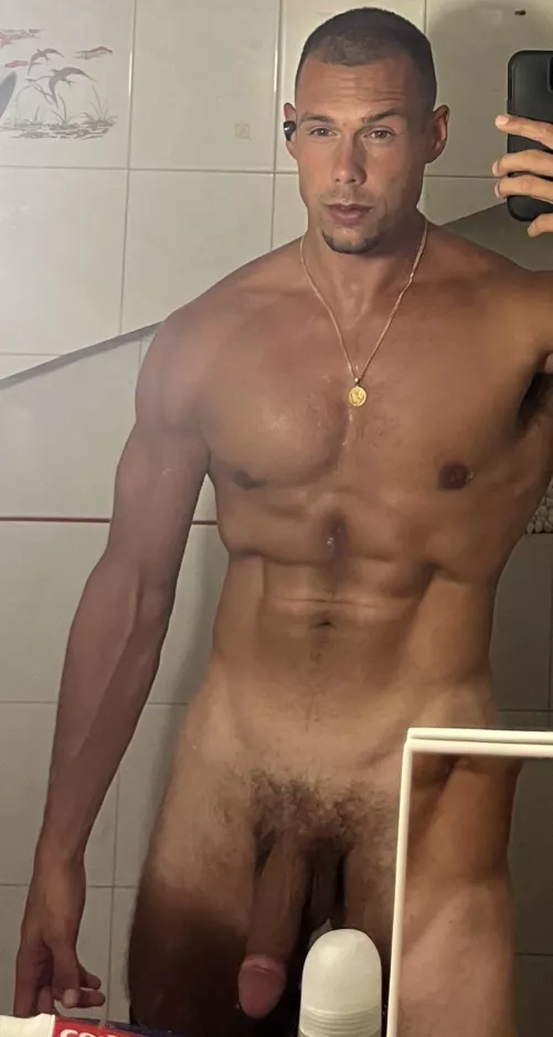 Thick n sweaty 🥵😉