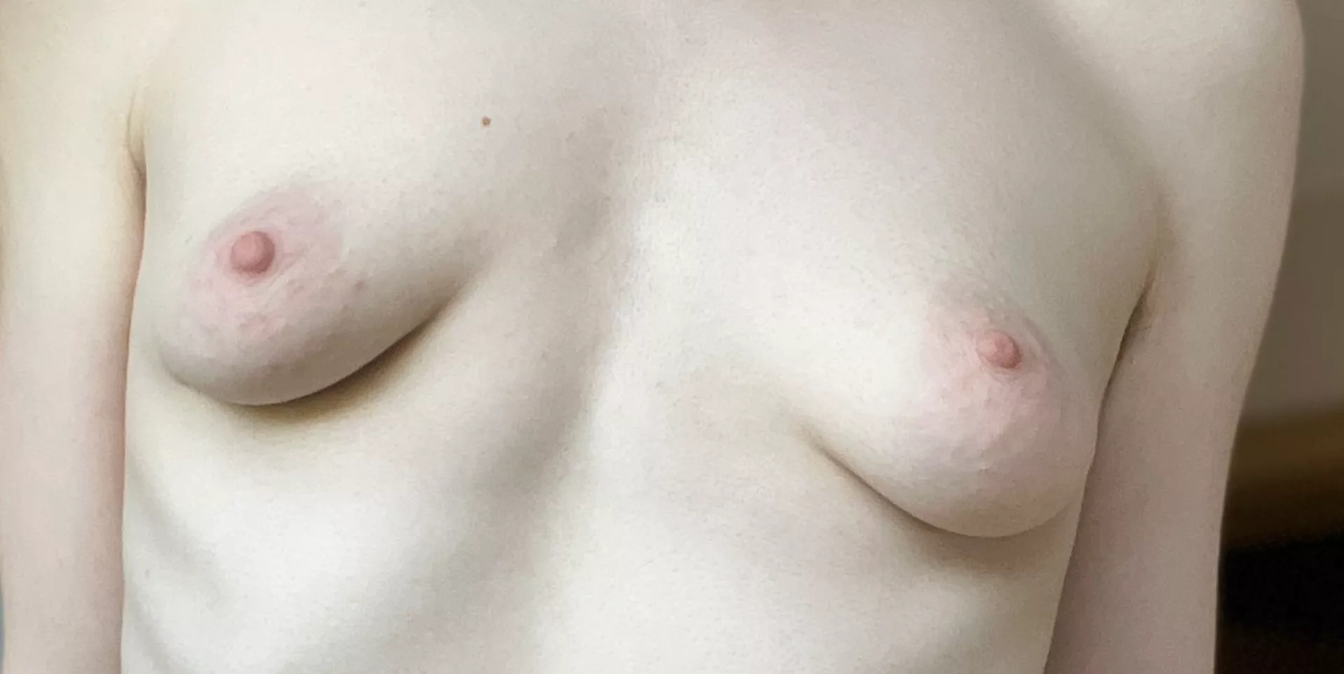 Touching my small tits would feel like heaven 😏