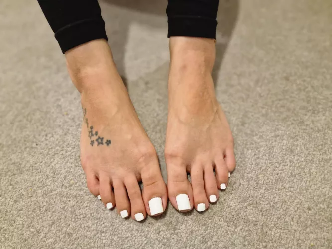 Heard you like to goon to pretty toes..