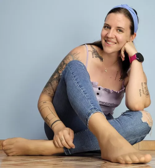 Suntan tights under tight jeans.