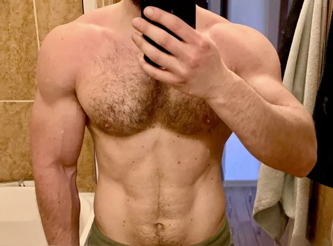 (35) Love it when straight guys stare at me in the locker room