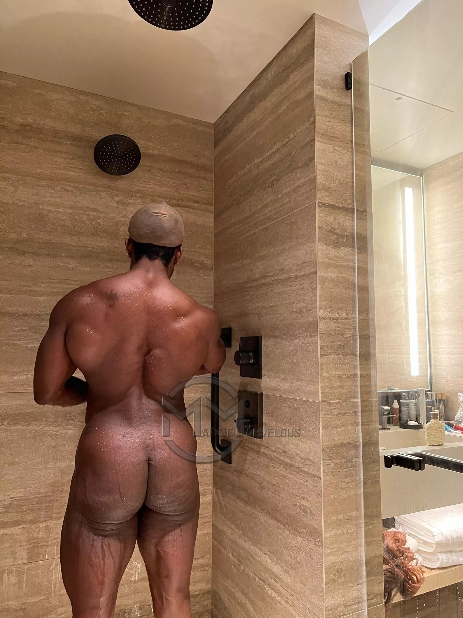 Do muscles look better wet?