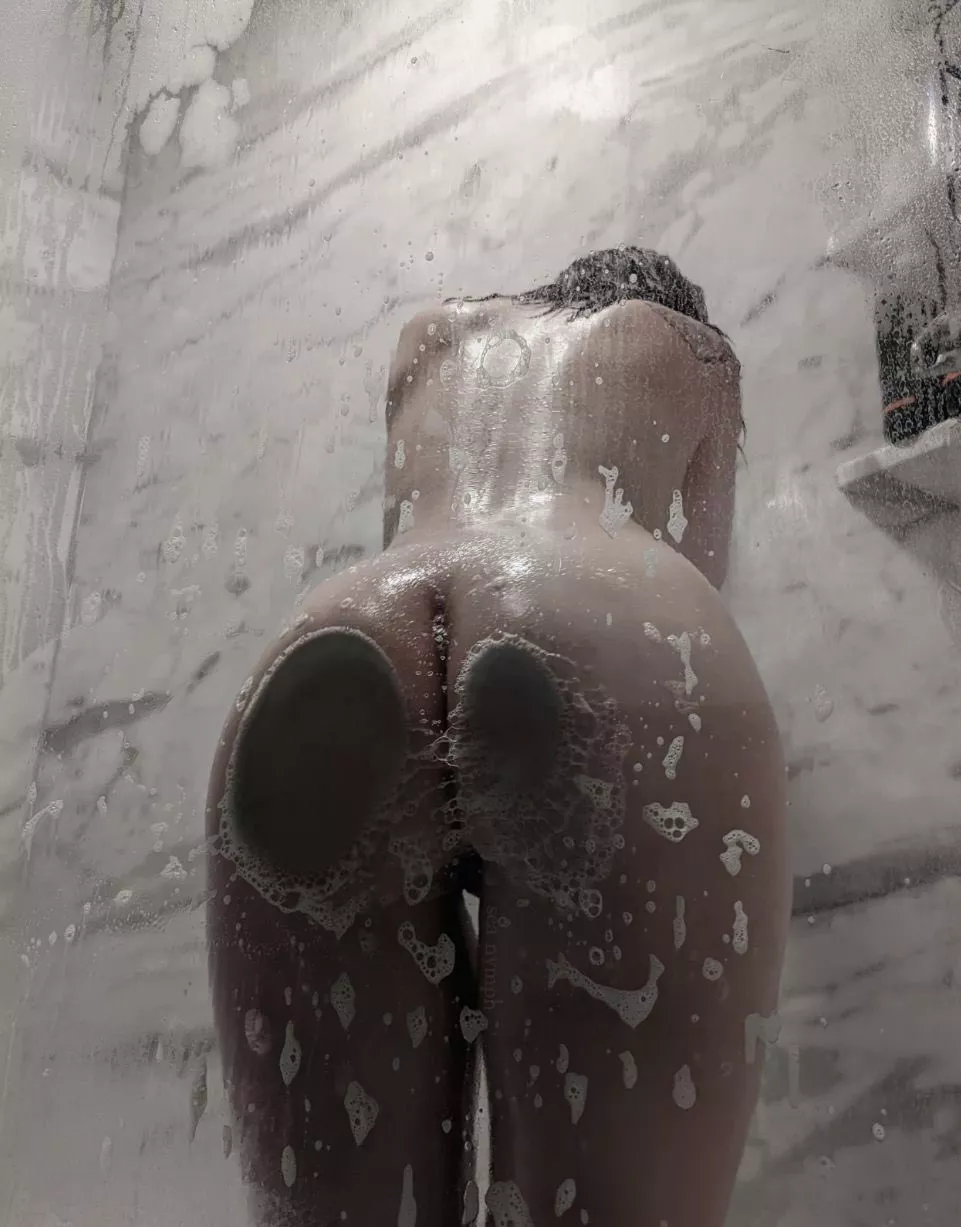 Do older, white or black men prefer smelly hairy or smelly shaved pussy