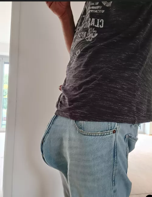 Is my jeansbulge toooo big ?