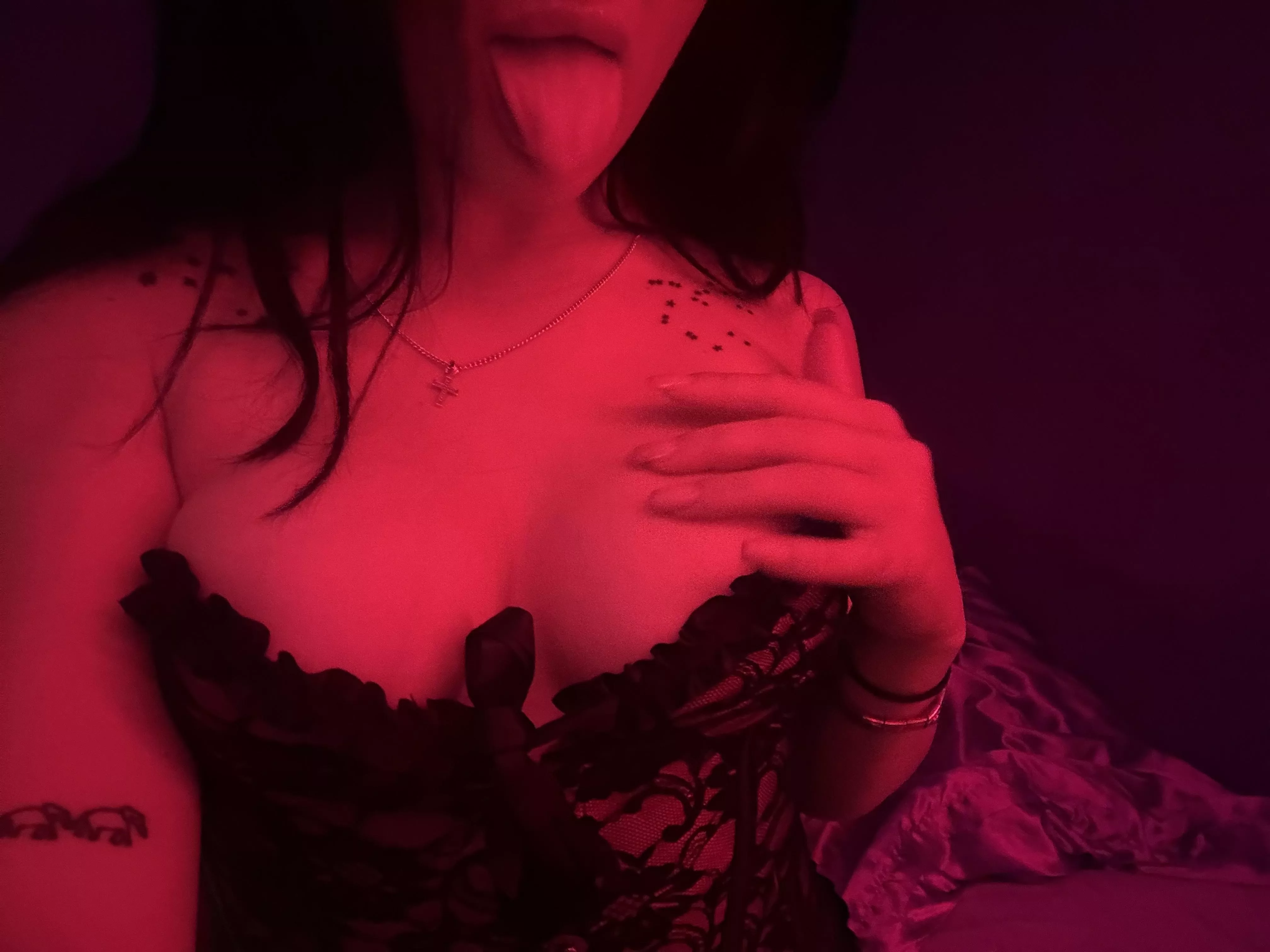 Let's start getting wet in my red room.