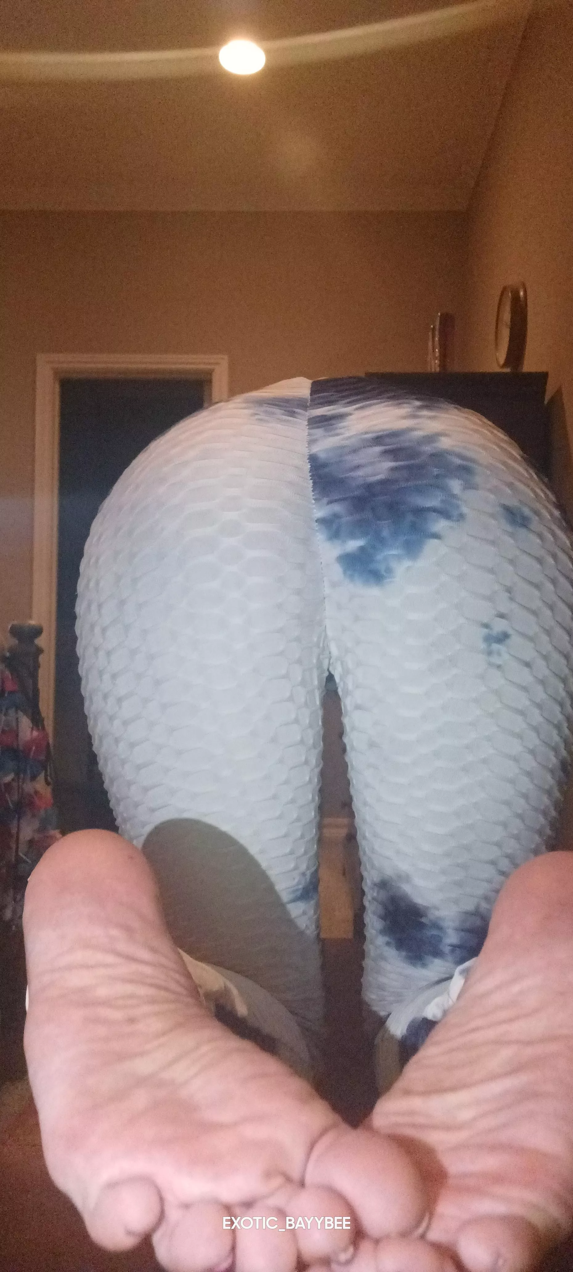 Light colored leggings are the best, wait nfl Sunday in light leggings is better