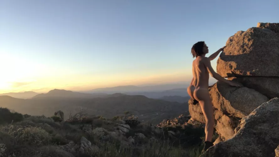 Some play time at sunset! This was RIGHT before the viewing of a massive comet ☄️
