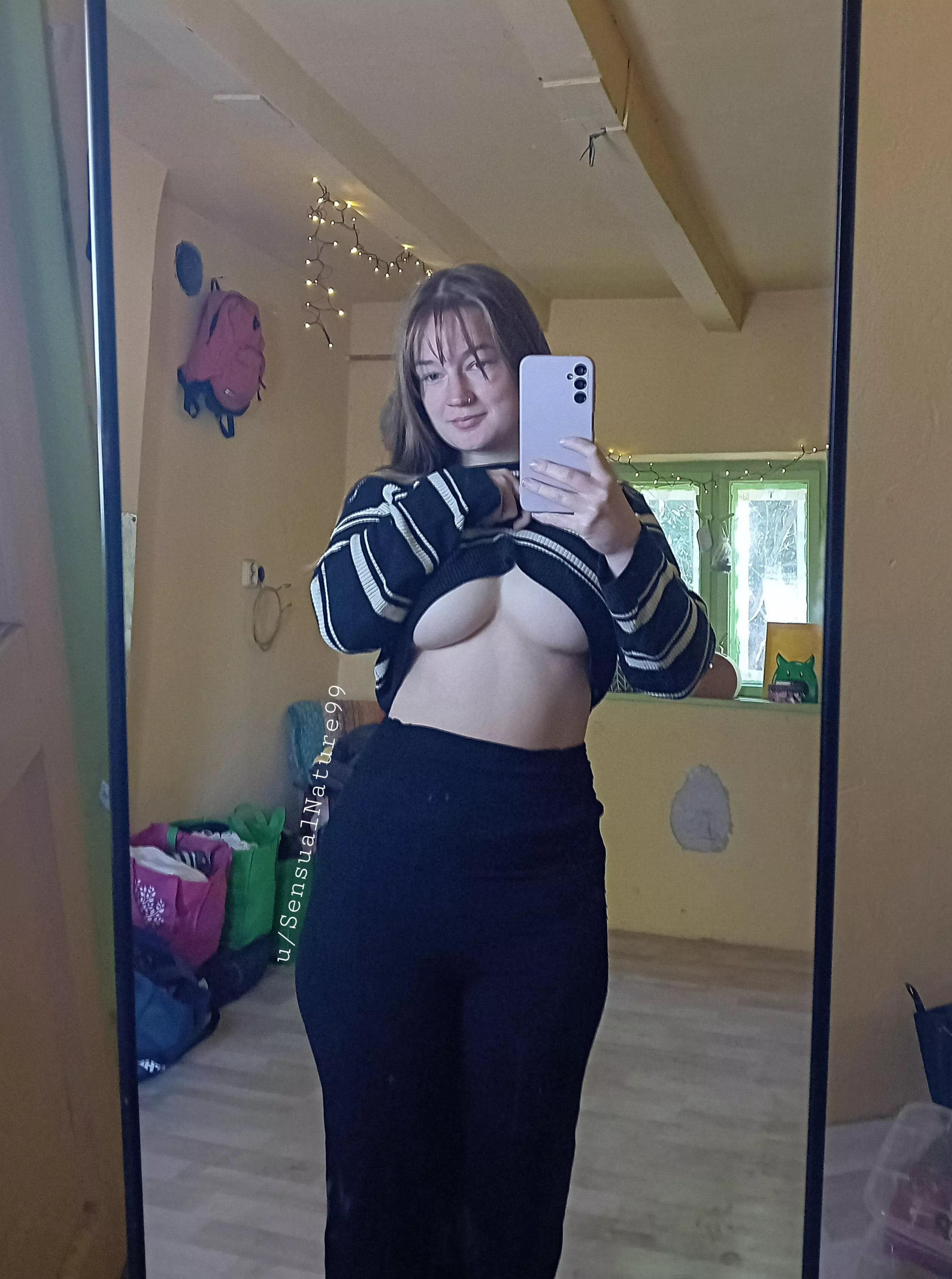 Such a cute outfit, the undeboob makes it even better